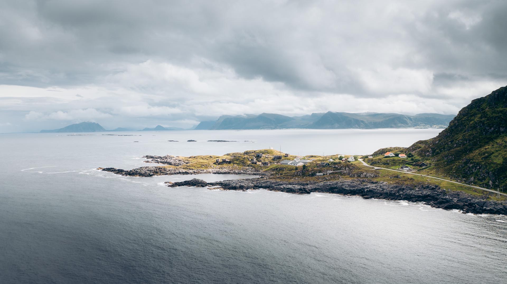 Et oversiktsbilde over de nydelige hyttene Runde Panorama leier ut på Runde i Norge.