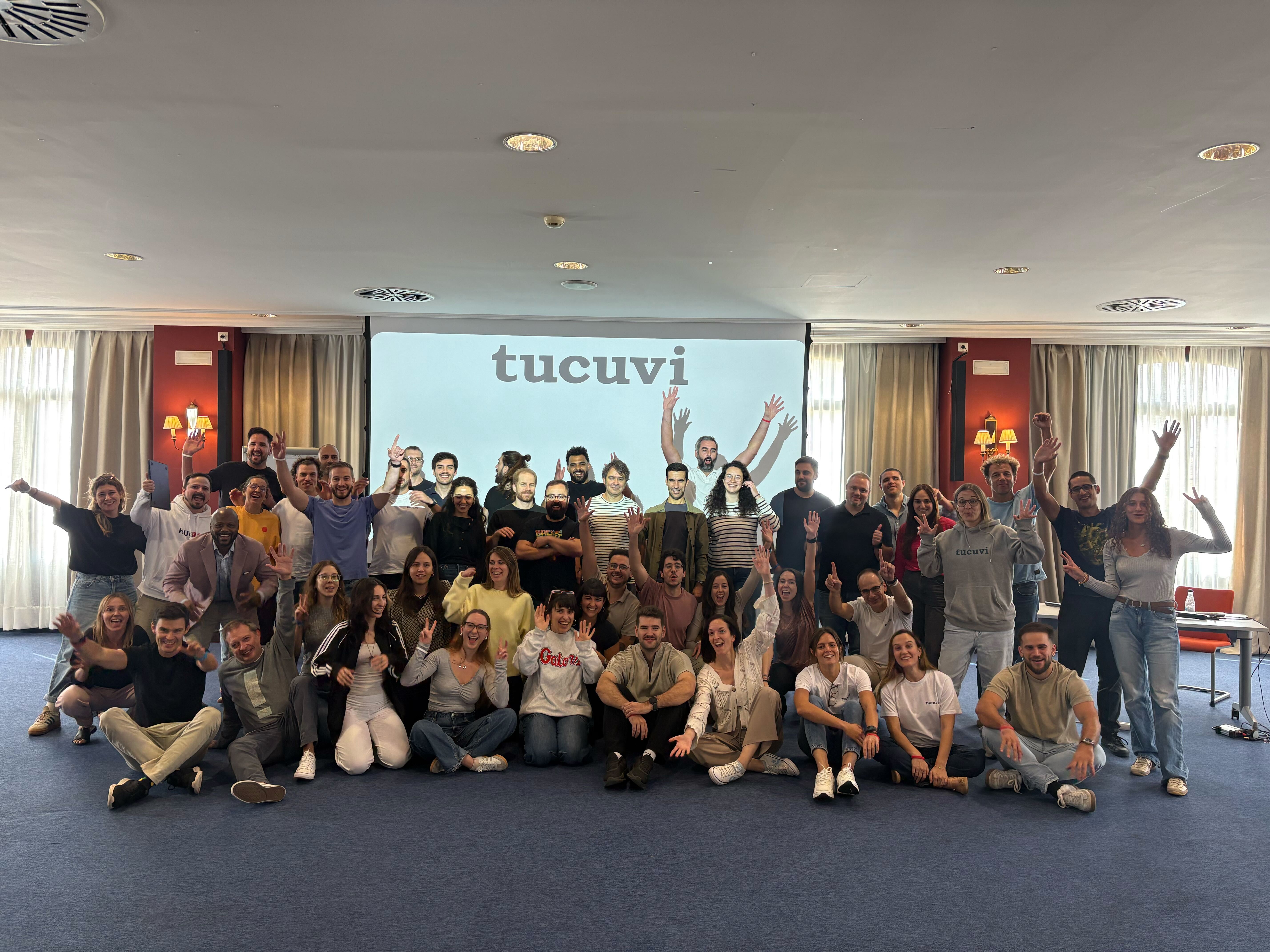 Miembros del equipo de Tucuvi trabajando juntos