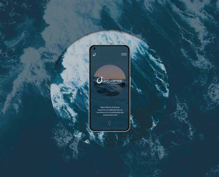 Site Lequertier sur smartphone, posé sur une vue aérienne de l'océan