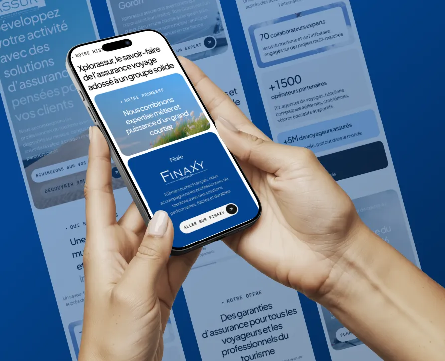 Mains tenant un smartphone affichant le site Xplorassur
