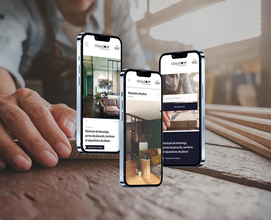 Mains tenant trois smartphones affichant le site Coulidoor