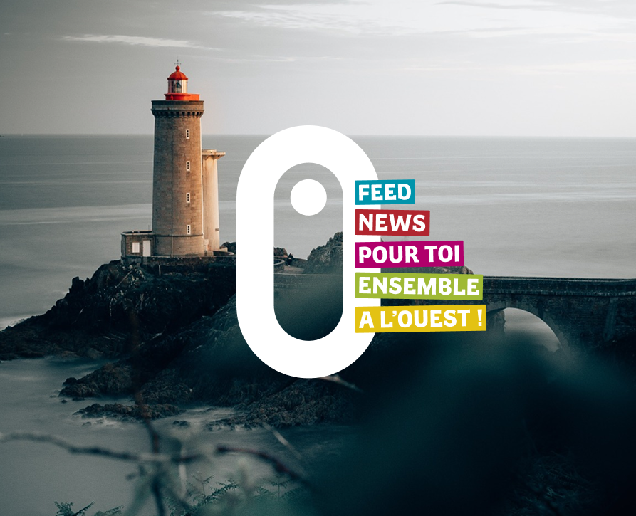 Logo SCROLL devant un phare breton au bord de la mer