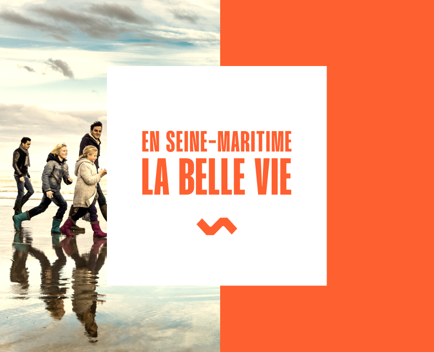 Affiche « En Seine-Maritime, la belle vie » : promeneurs sur une plage au coucher du soleil