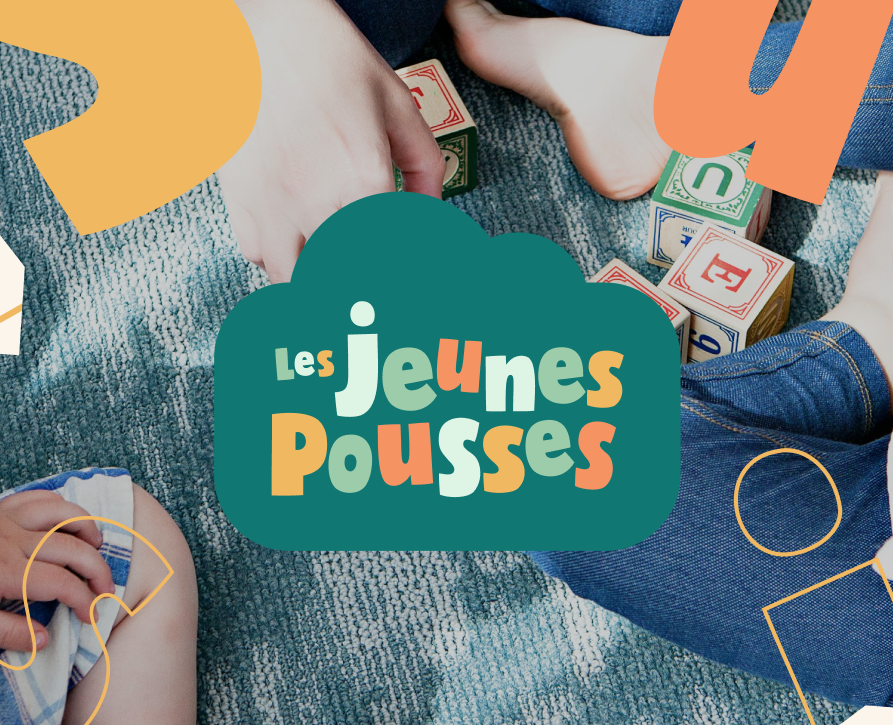 Logo Les Jeunes Pousses dans un nuage vert, posé sur des cubes d'éveil