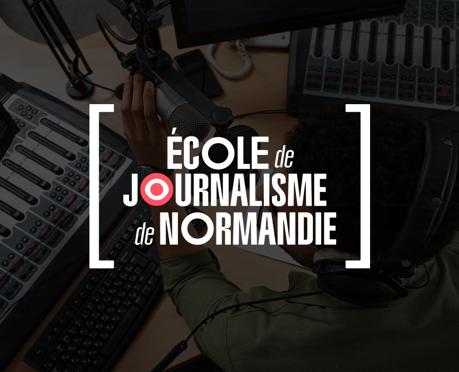 Logo École de Journalisme de Normandie sur une photo de studio radio