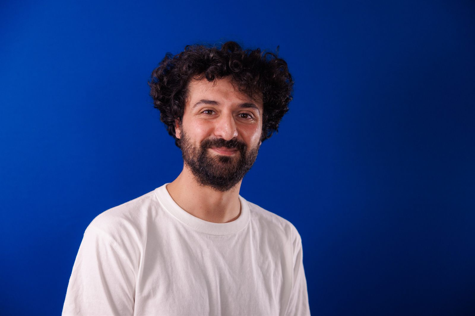 Portrait d'Hugo Stépanian sur fond bleu Klein