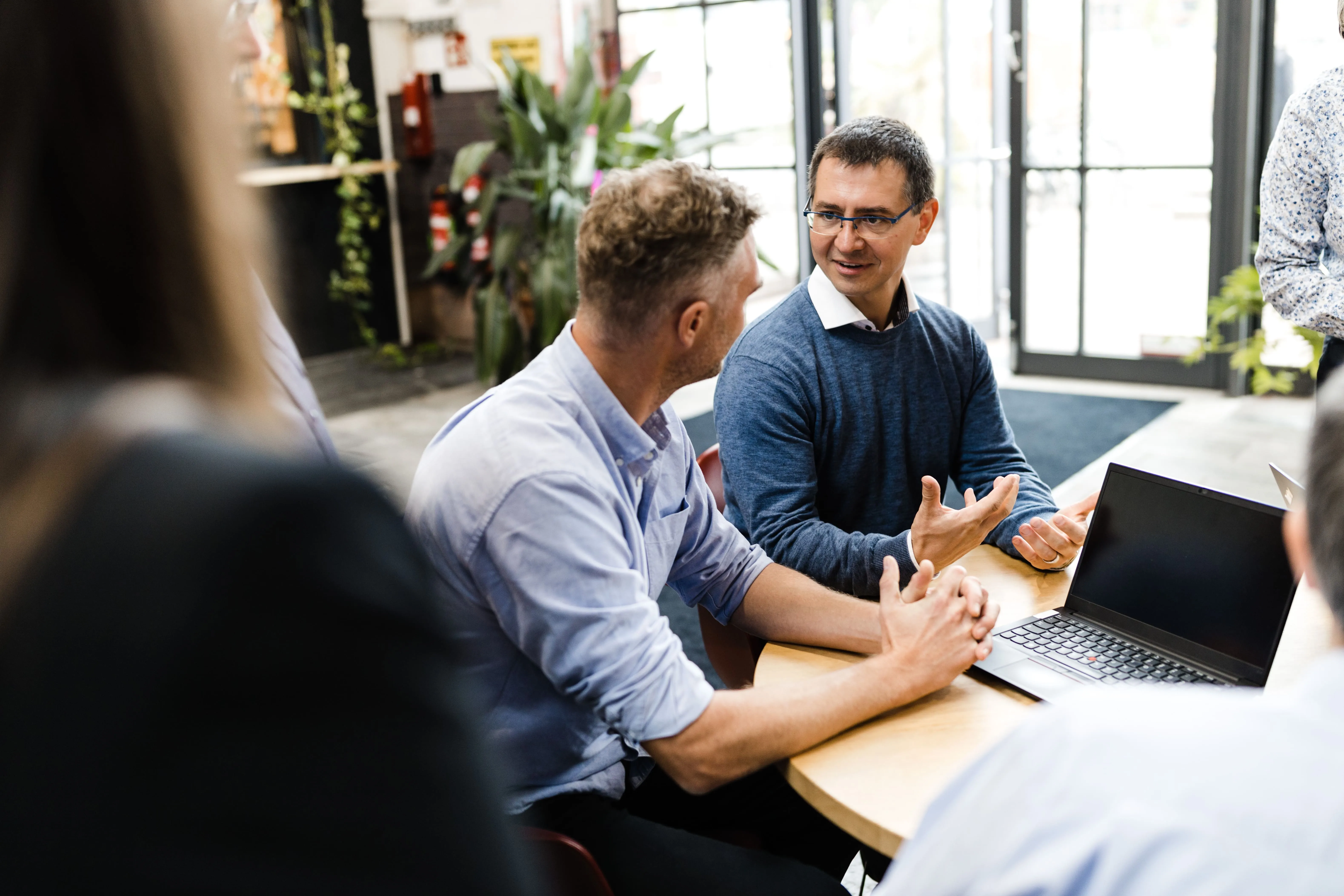 Kolleginnen und Kollegen von Mages Consulting im Gespräch