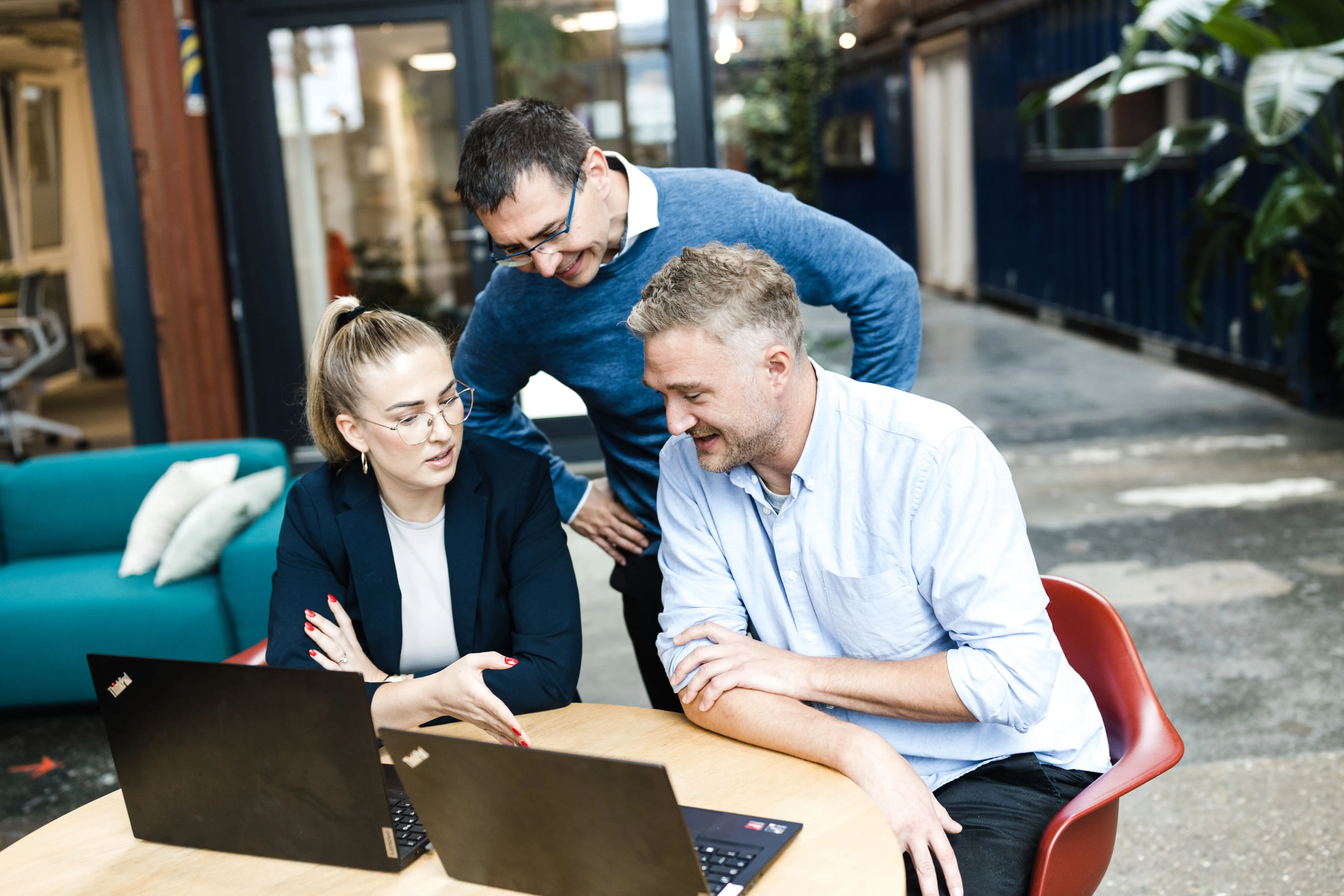 Mitarbeitende von Mages Consulting am Besprechungstisch
