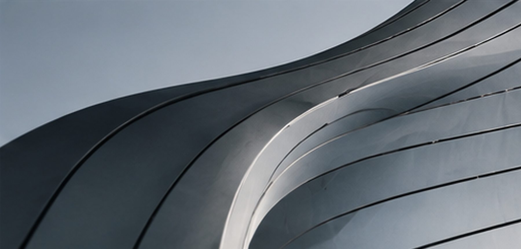 Geschwungene Metallfassade eines modernen Gebäudes