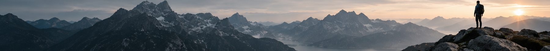 Person auf einem Berggipfel bei Sonnenaufgang