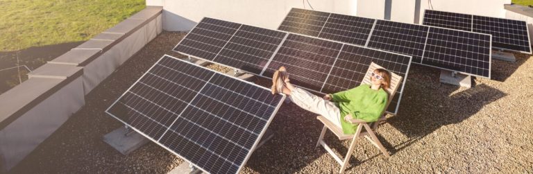 Photovoltaik-Anlage und Liegestuhl