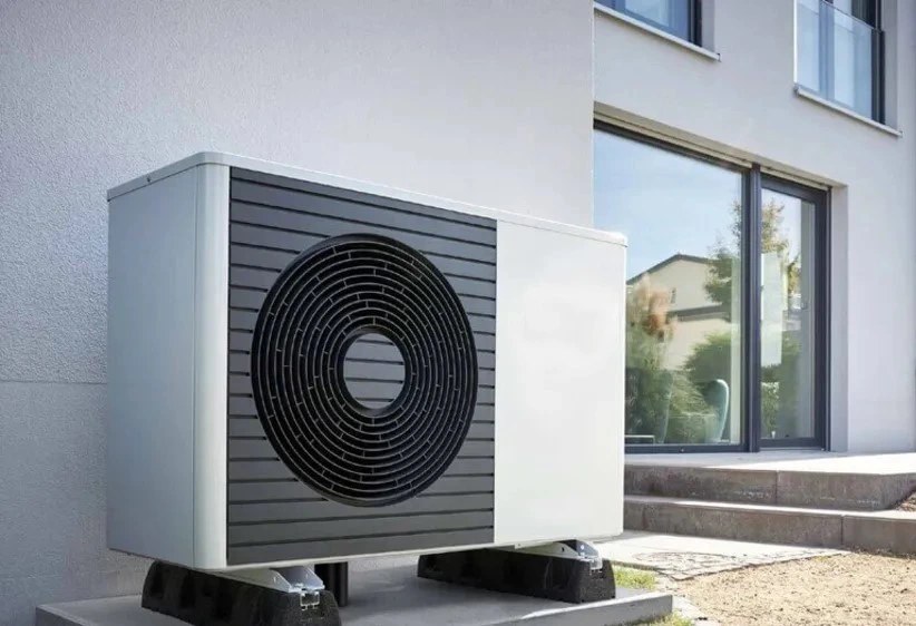 Wärmepumpe vor einem Haus
