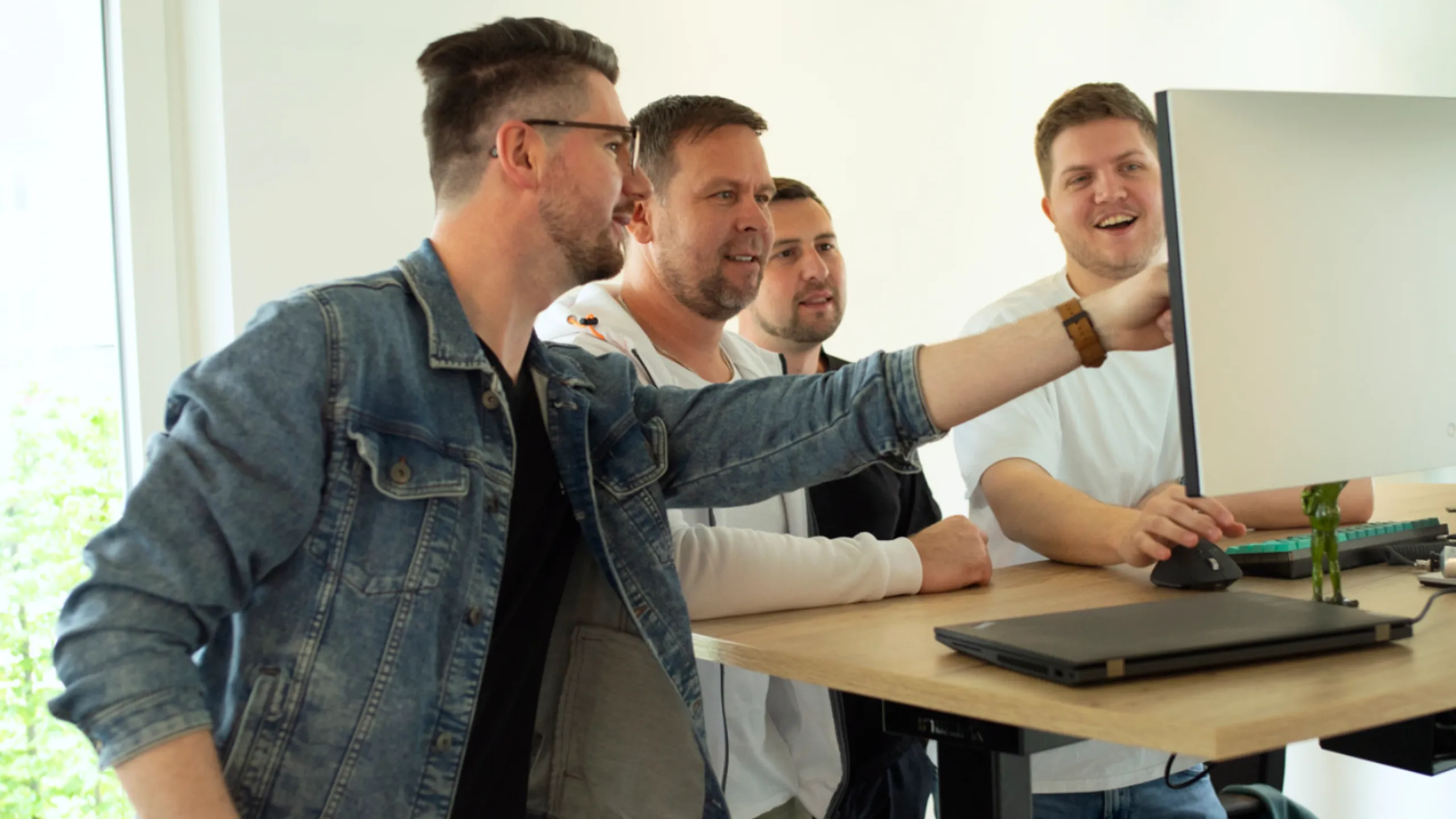 Ansprechpartner von PORTFORMANCE im Gespräch mit einem Kunden zu NodeZero