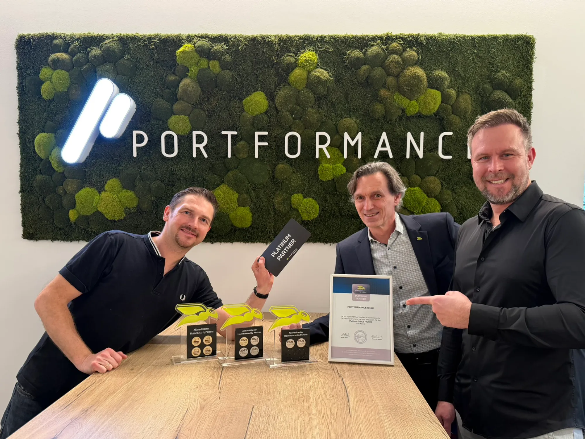 Team von PORTFORMANCE mit Urkunde und Auszeichnung als Hornetsecurity Platinum Partner