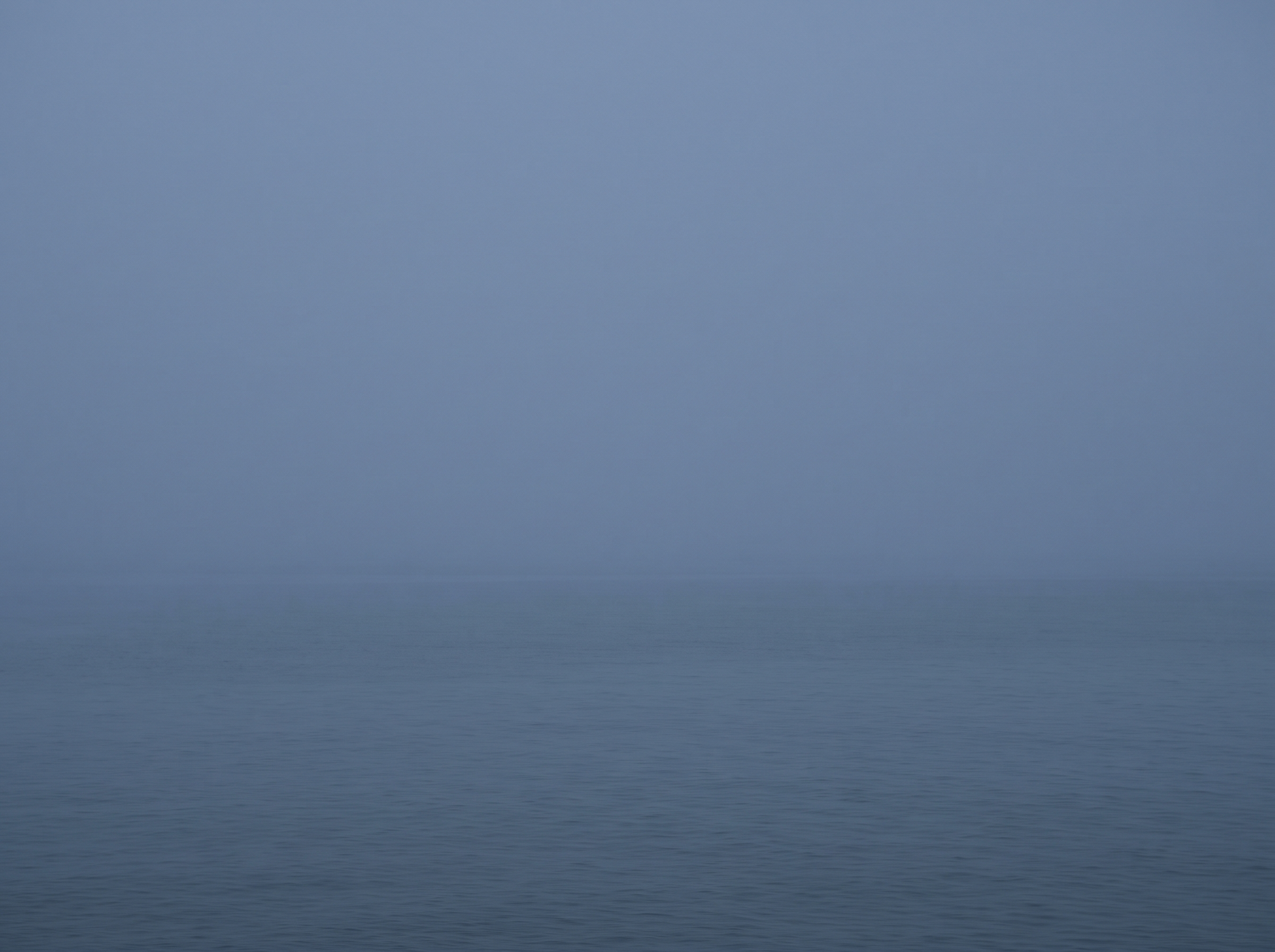 Nebel über dem Meer ohne sichtbaren Horizont