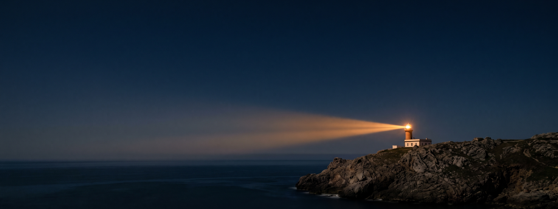Leuchtturm bei Nacht an der Küste