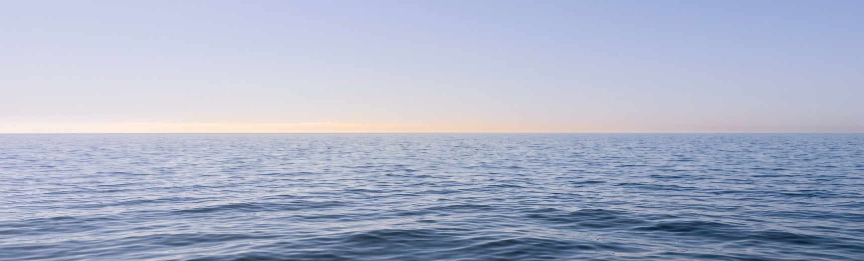 Ruhiges Meer am Horizont