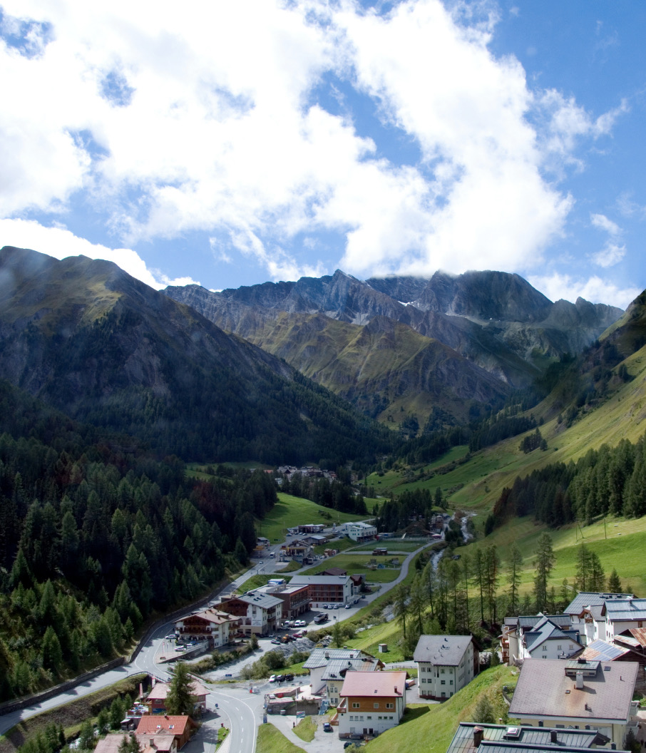 Blick über das Tal von Samnaun im Sommer mit Dorf und Bergpanorama