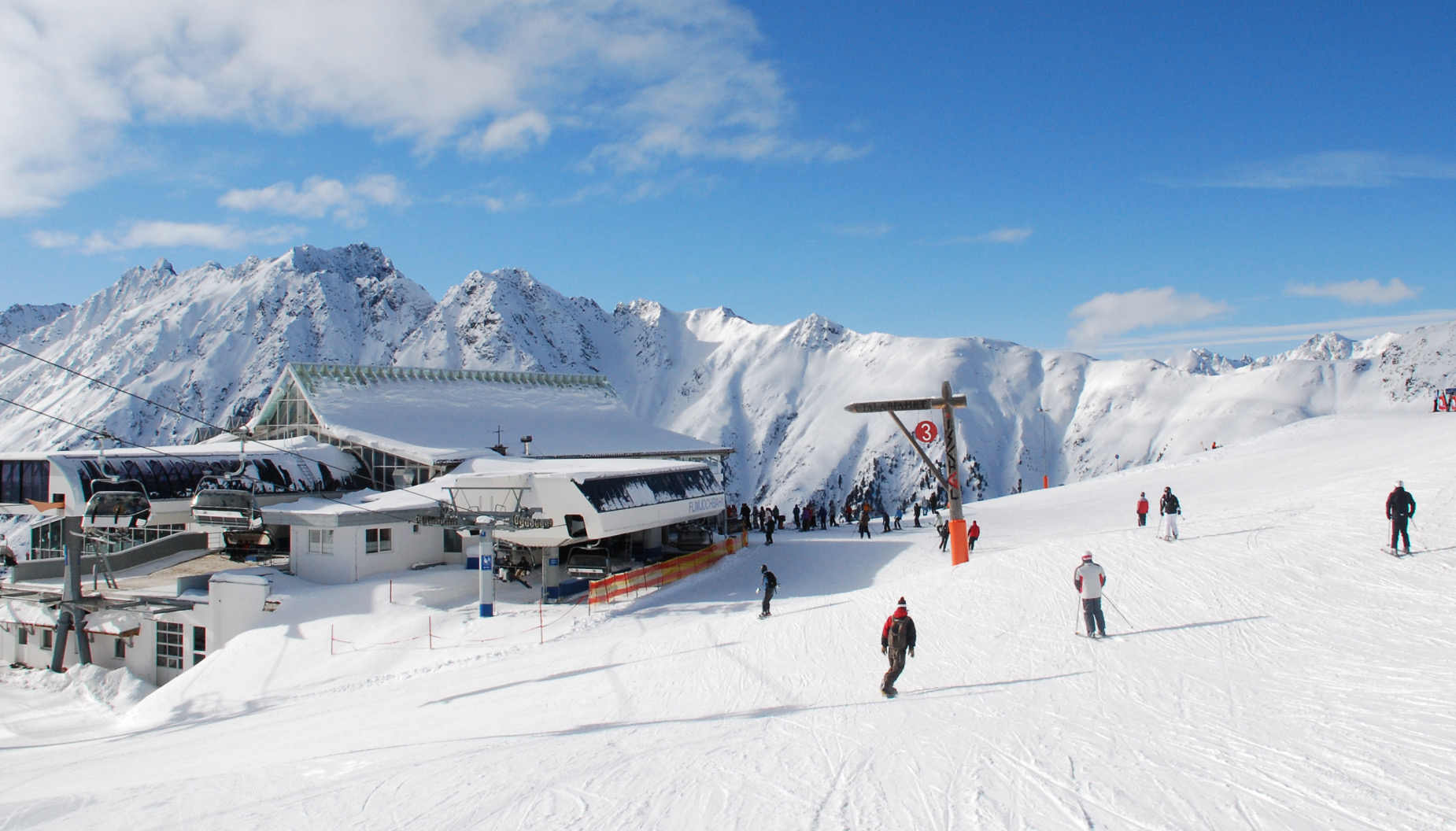 Bergstation und Skipiste im Skigebiet Samnaun im Winter
