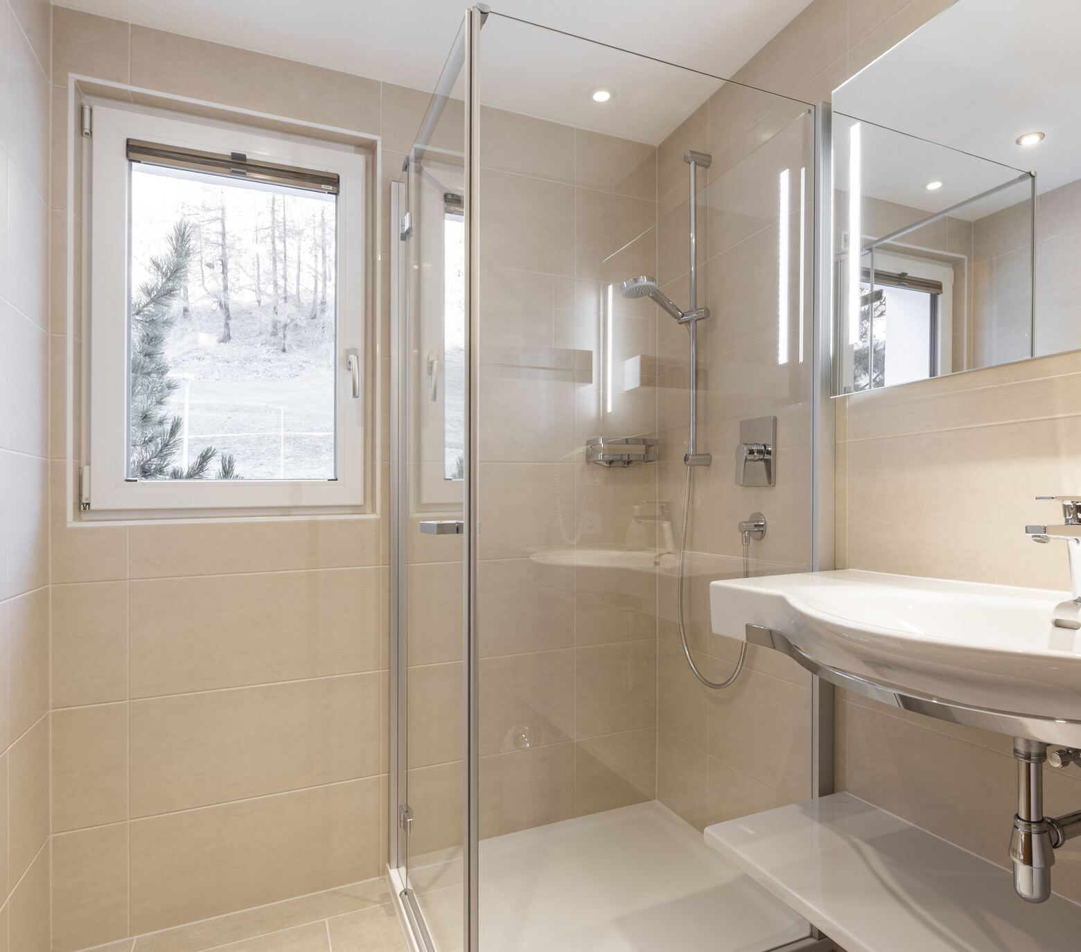Modernes Badezimmer mit bodenebener Glasdusche und Fenster