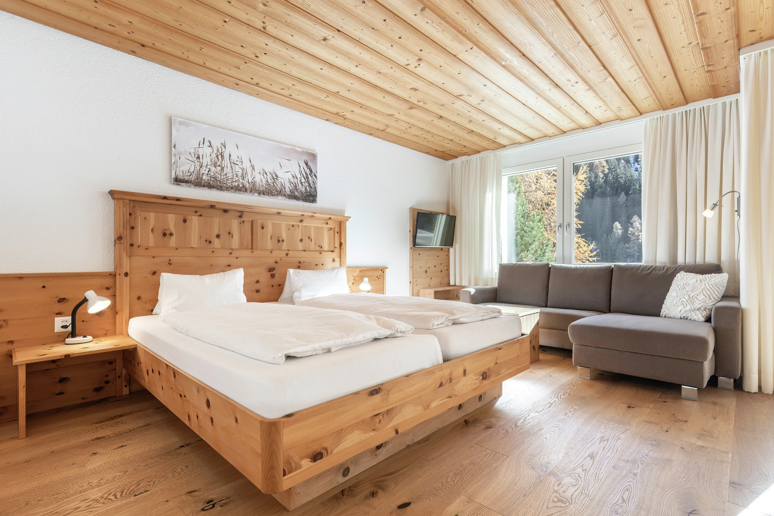 Studio mit Arvenholzbett, Ecksofa und Holzdecke, Wohnung 104