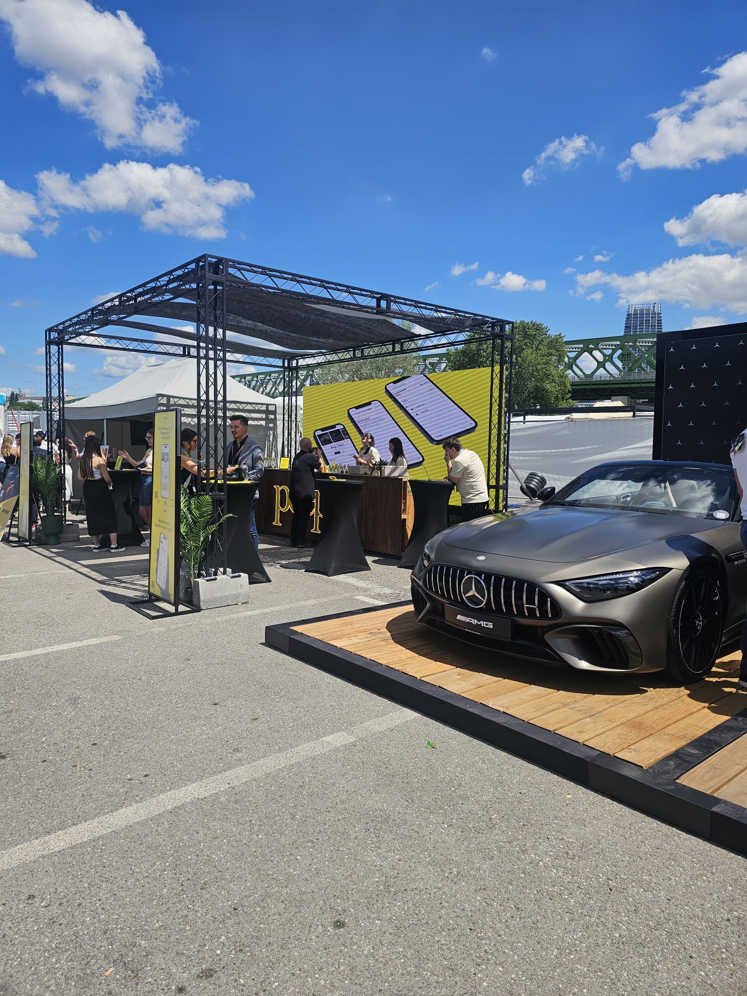 Tím Peeple pri stánku na festivale