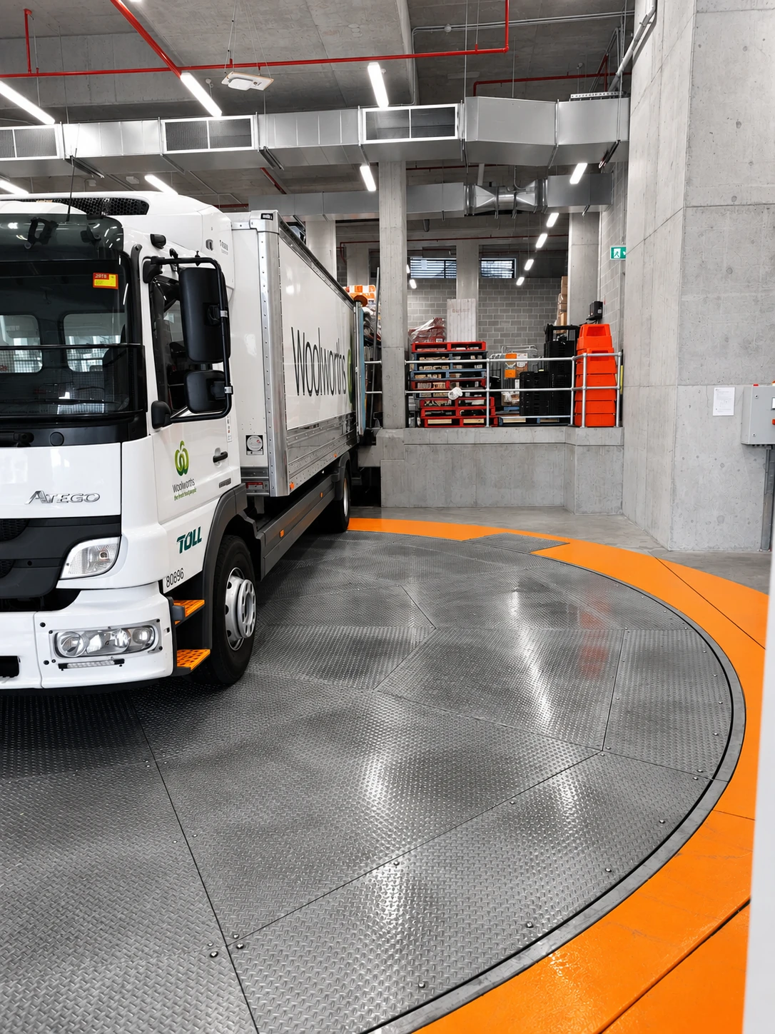 Lastbil på kommersiell vändplattform i garage