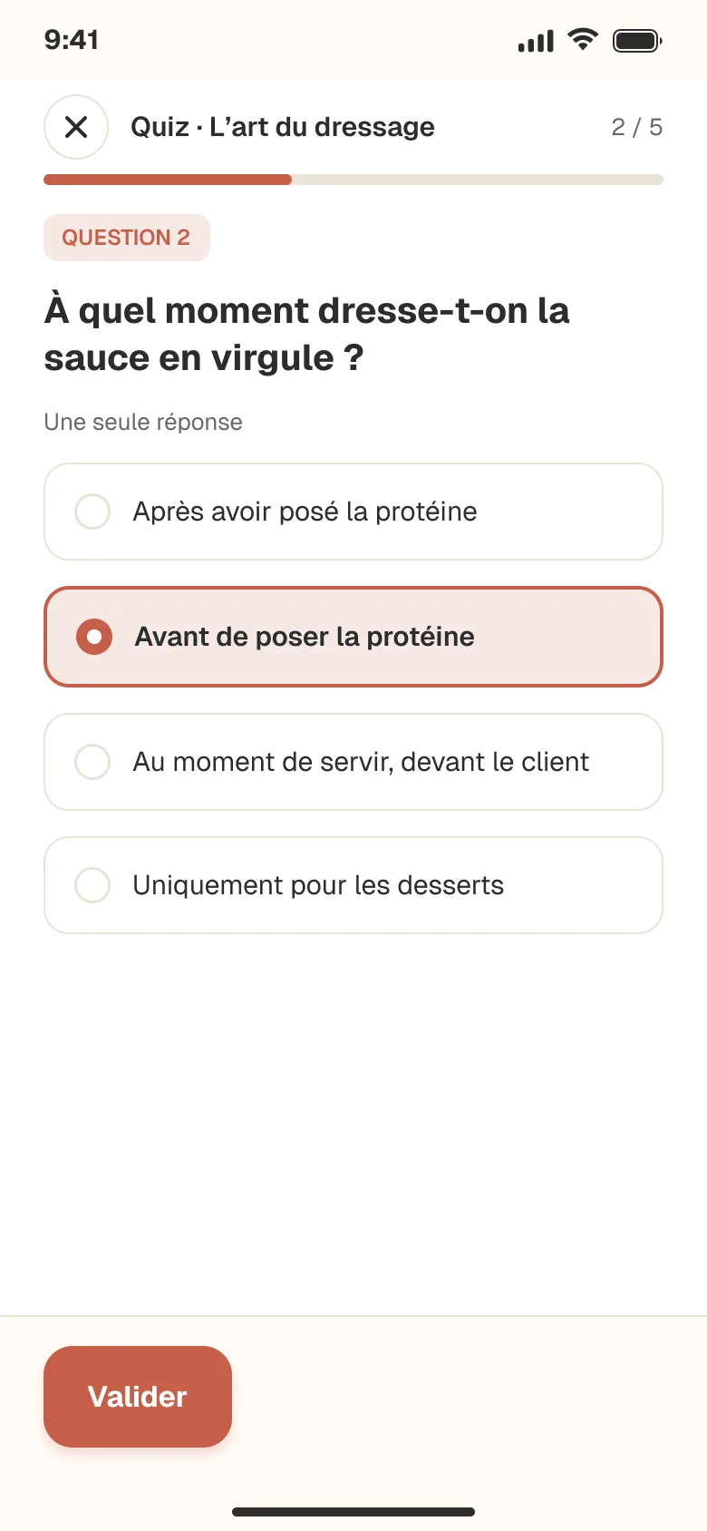 Question de quiz dans l’application Kitchen : « À quel moment dresse-t-on la sauce en virgule ? » avec quatre réponses possibles.