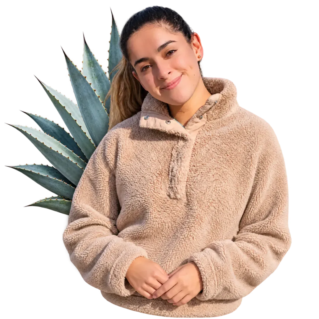 Ivette, professeure d'espagnol en ligne originaire du Mexique, souriante devant un agave bleu