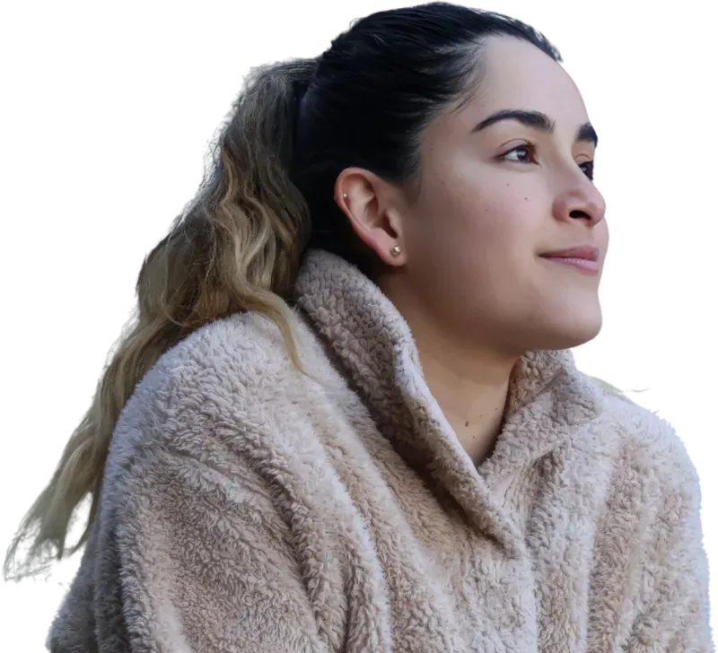 Ivette, prof de cours de conversation en espagnol, regarde au loin en souriant