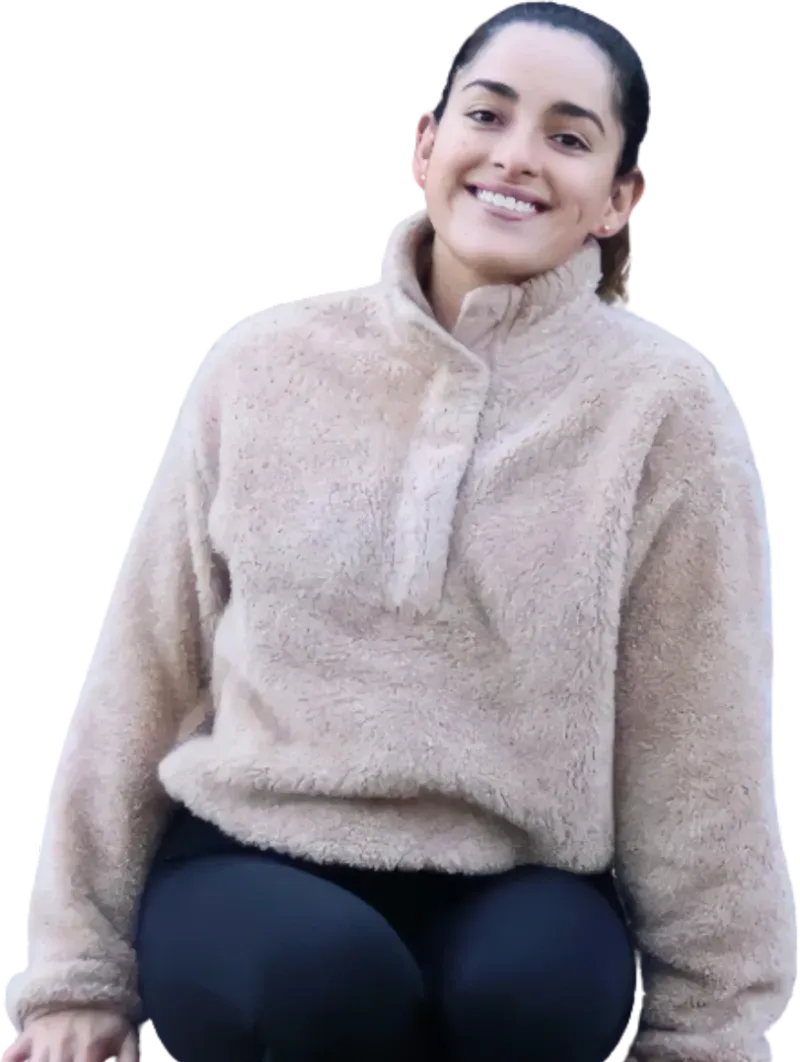Ivette, prof d'espagnol privée en ligne, assise avec un grand sourire