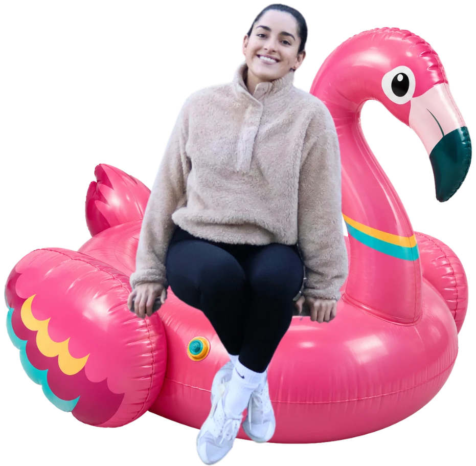 Ivette, tutrice d'espagnol en ligne basée à Québec, assise sur un flamant rose gonflable