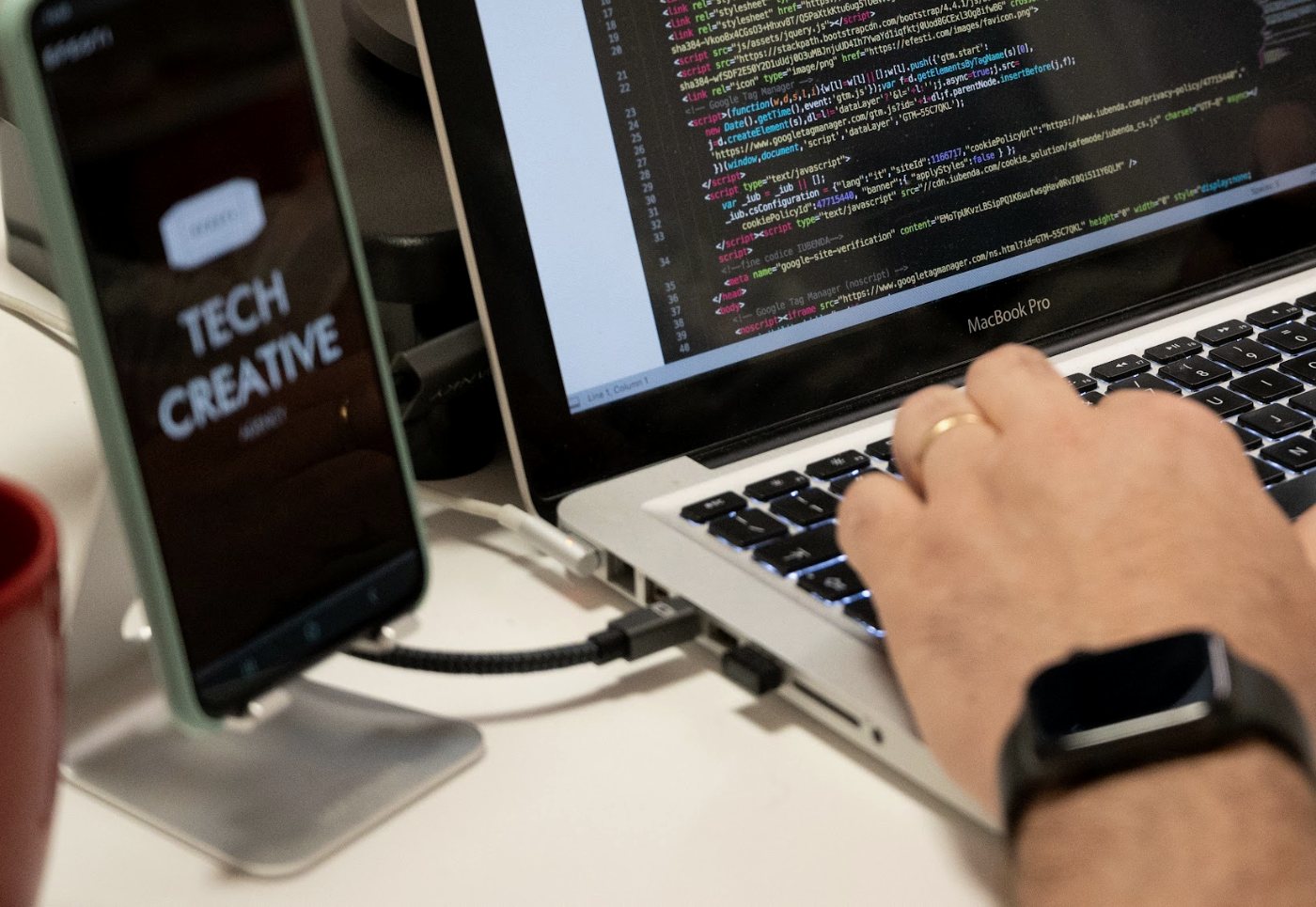 Test einer Anwendung auf Laptop und Smartphone vor dem Go-live