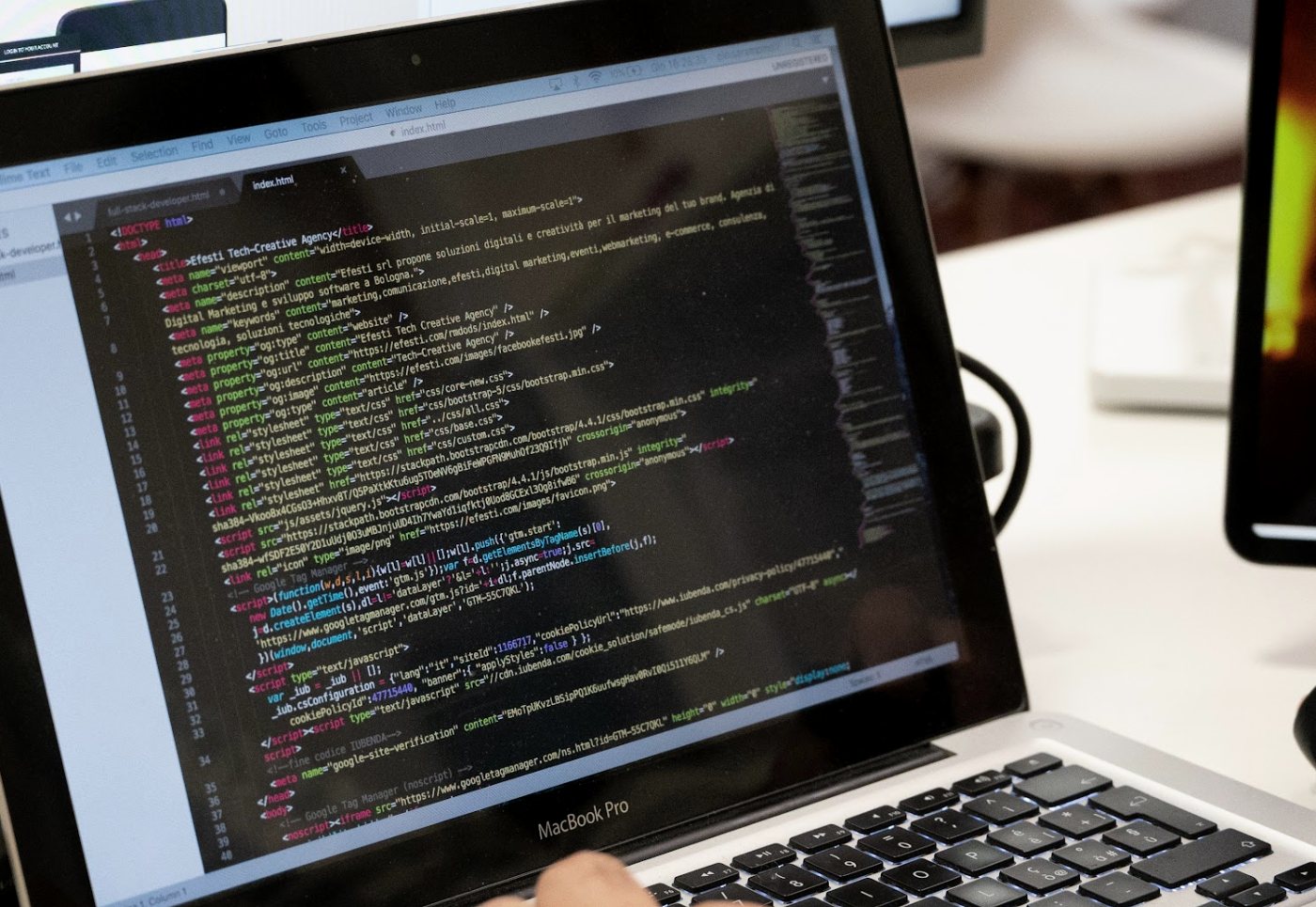 Frontend- und Backend-Code in Entwicklung auf dem Laptop