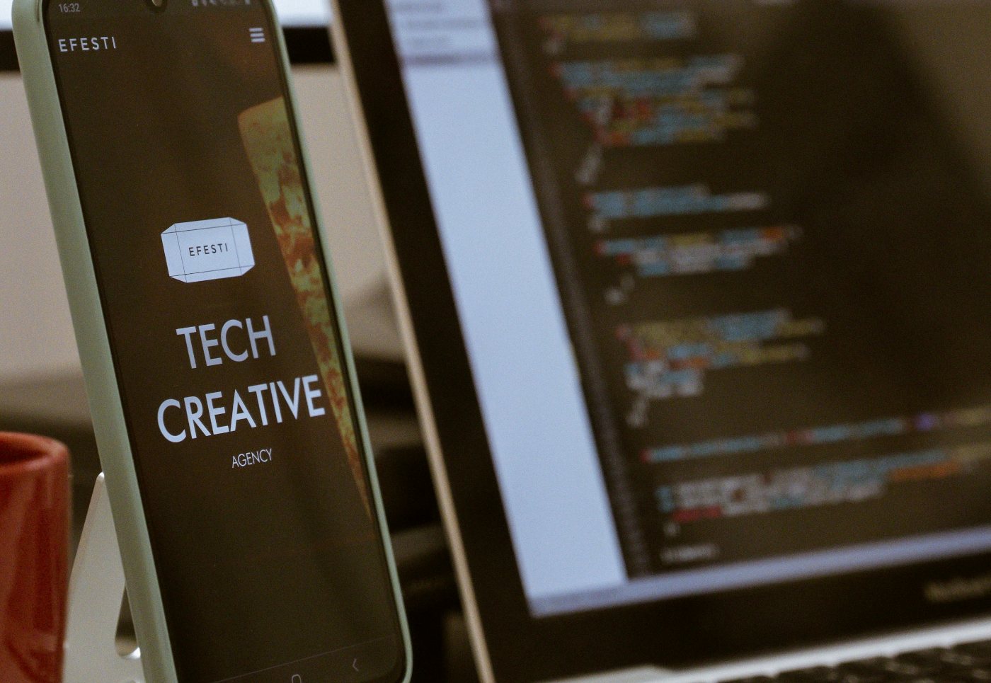 Responsive Webanwendung auf dem Smartphone neben dem Quellcode