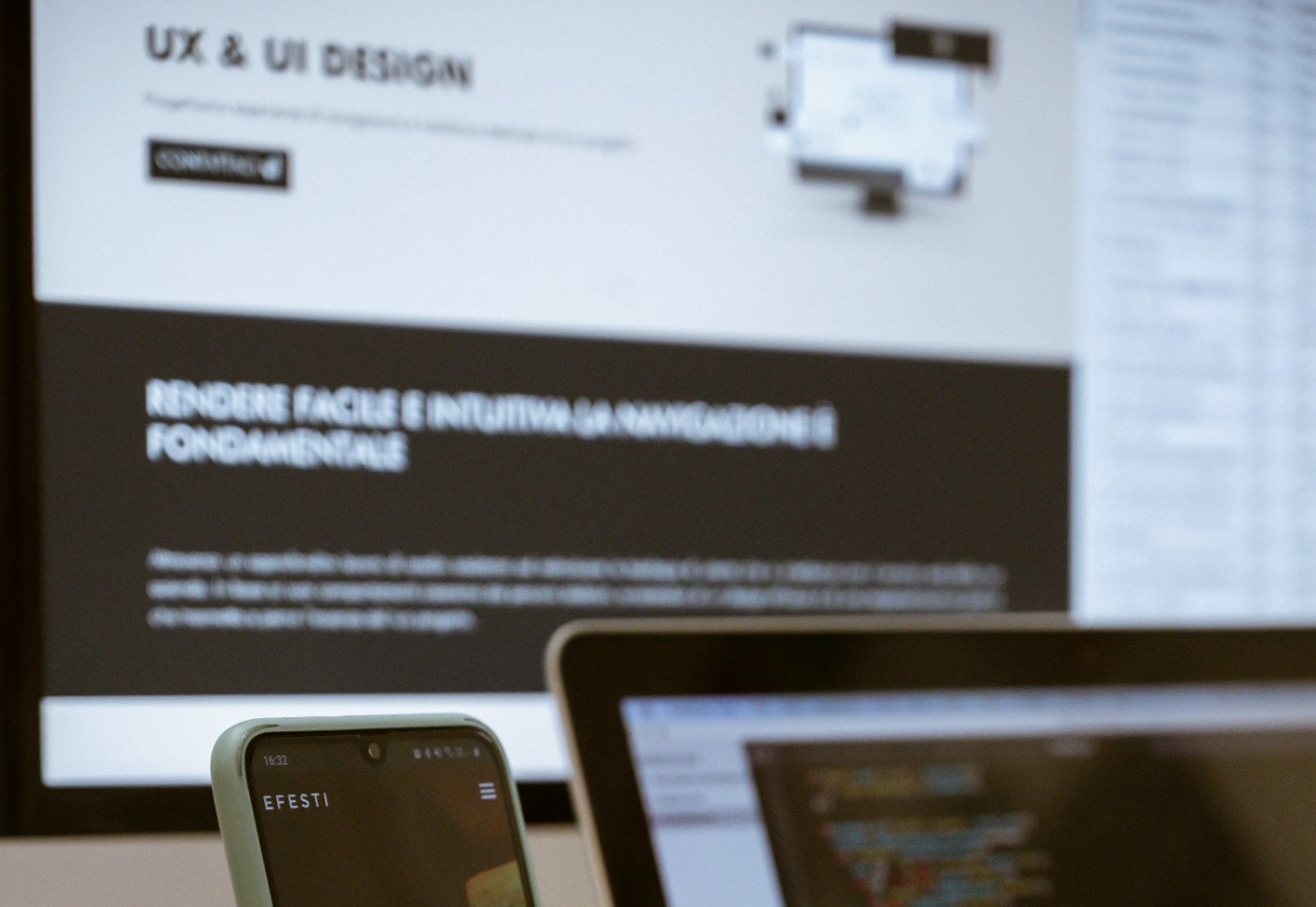 UX- und UI-Design einer Weboberfläche auf dem Monitor