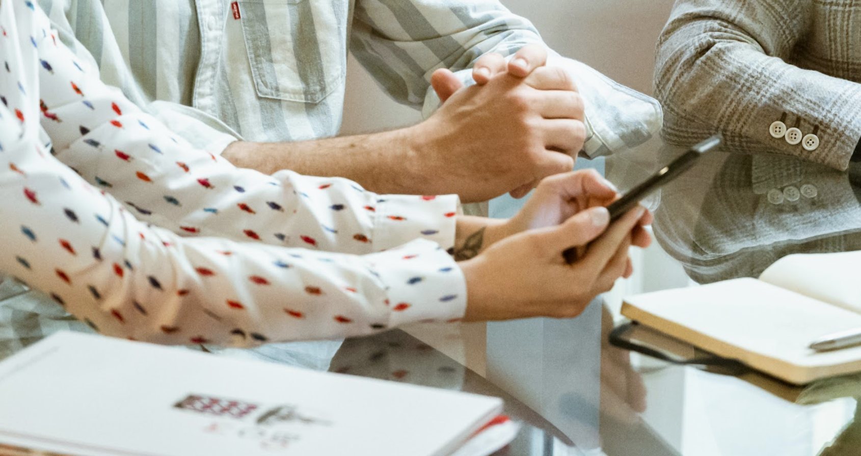 Efesti-Team in einem Analyse-Meeting mit Smartphone und Projektnotizen
