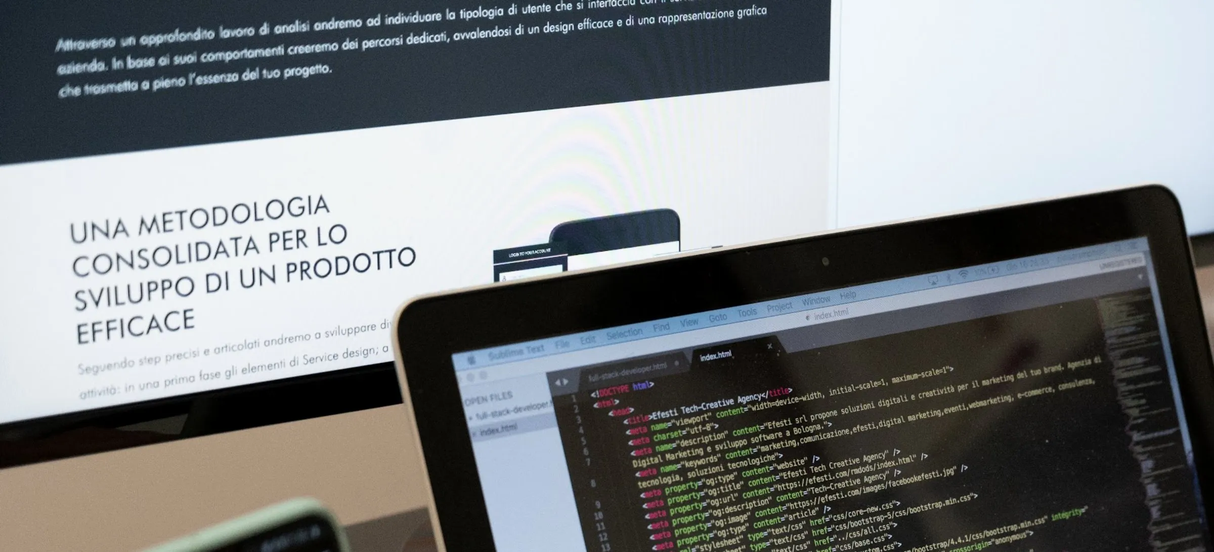 Codice di integrazione tra sistemi aziendali su laptop e monitor
