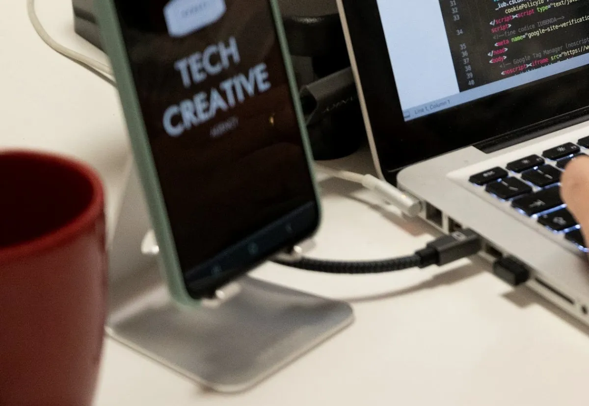 Connettori tra dispositivi e sistemi: smartphone collegato al laptop