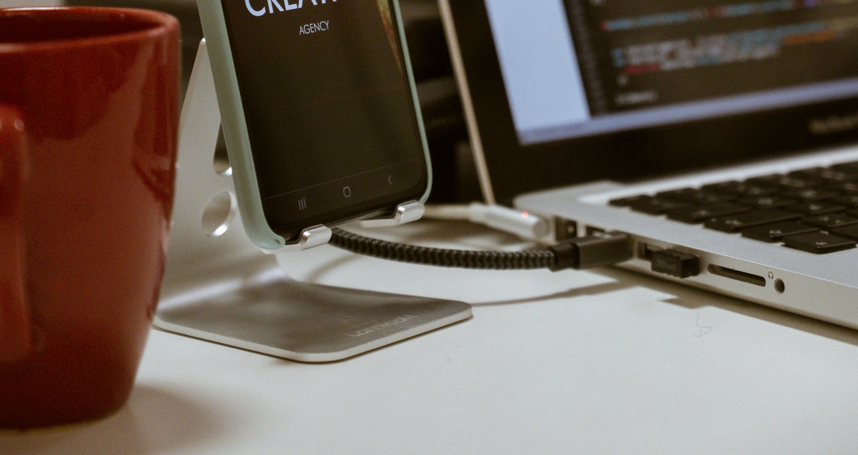 Smartphone per Kabel mit dem Laptop verbunden: vernetzte Geräte und Systeme