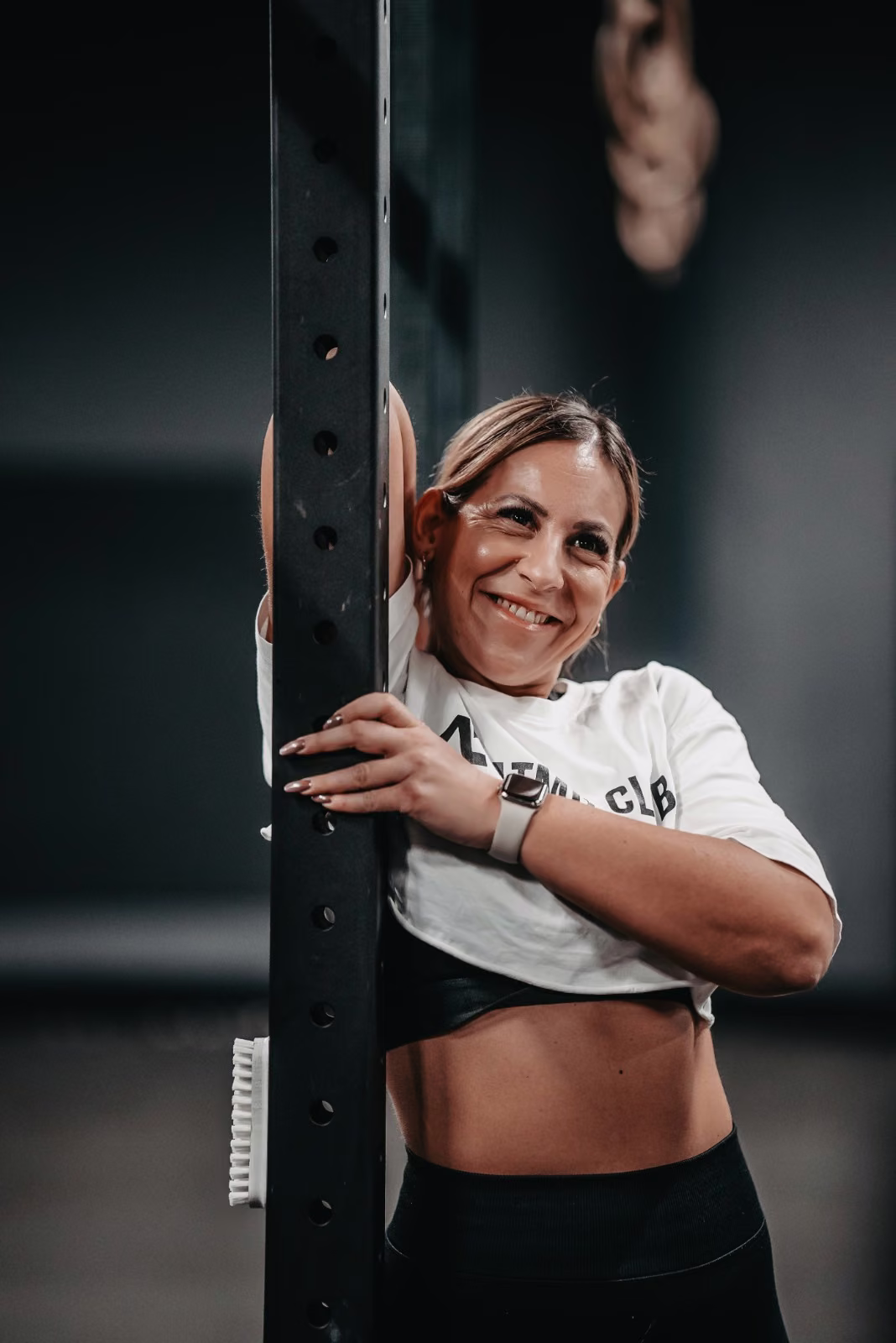 Mitglied lacht in einer Trainingspause im ATMO Club