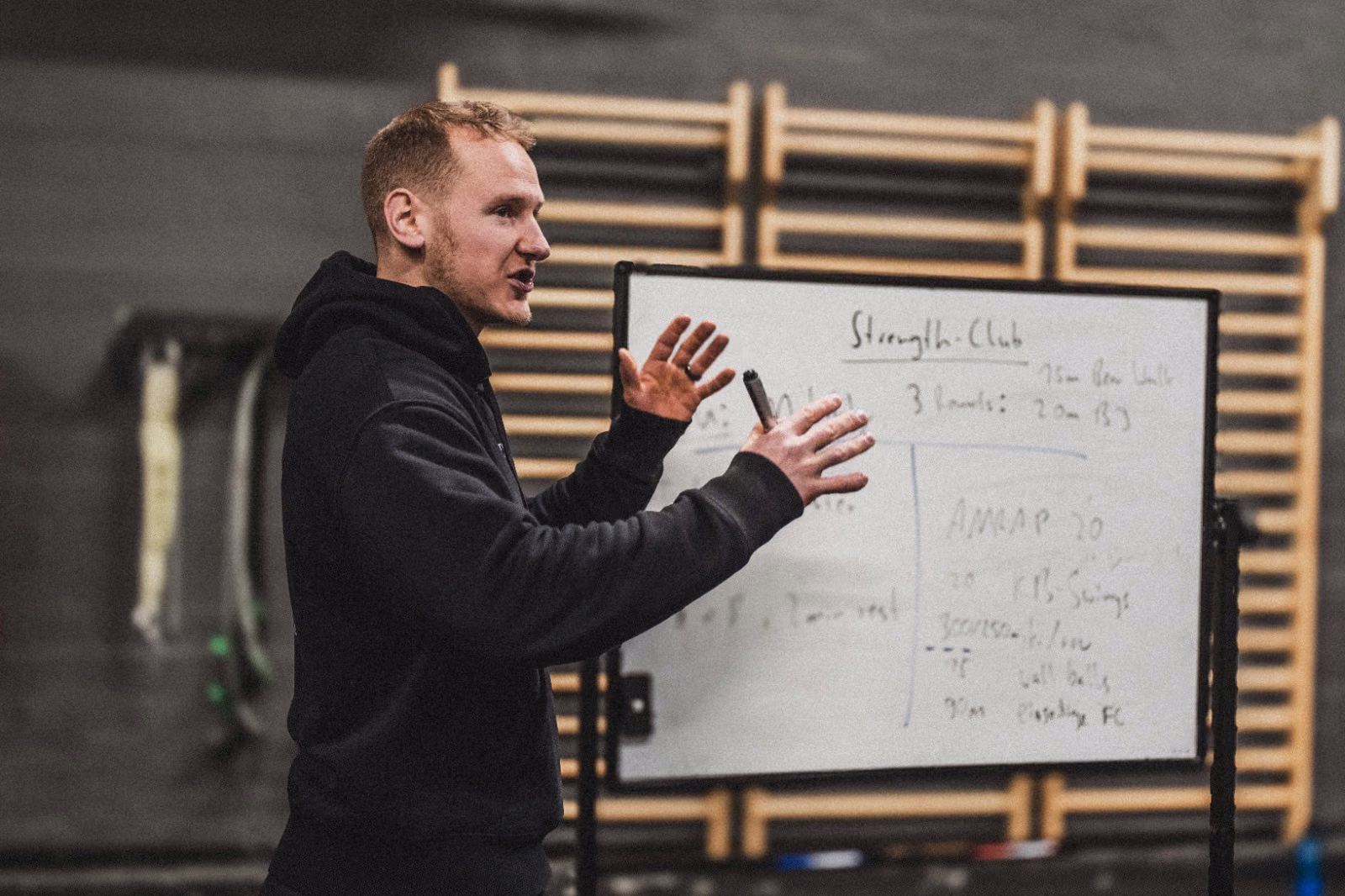 Coach erklärt den Trainingsplan am Whiteboard