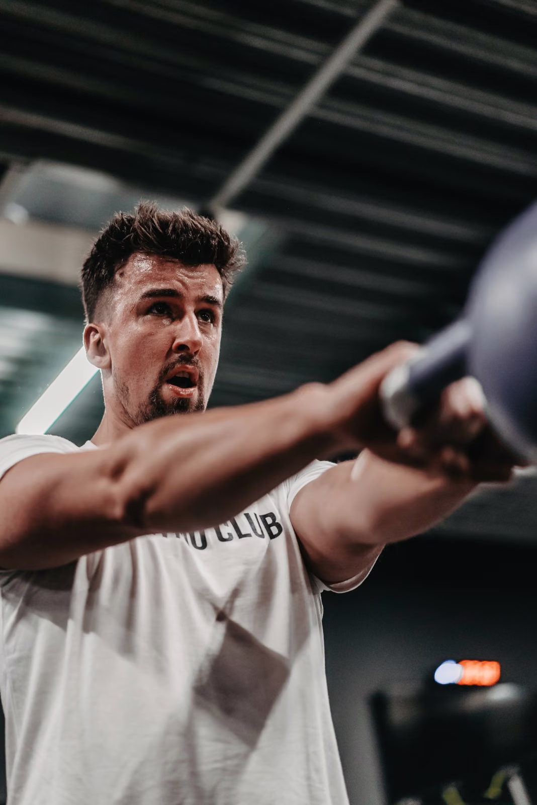Mitglied beim Kettlebell Swing im ATMO Club