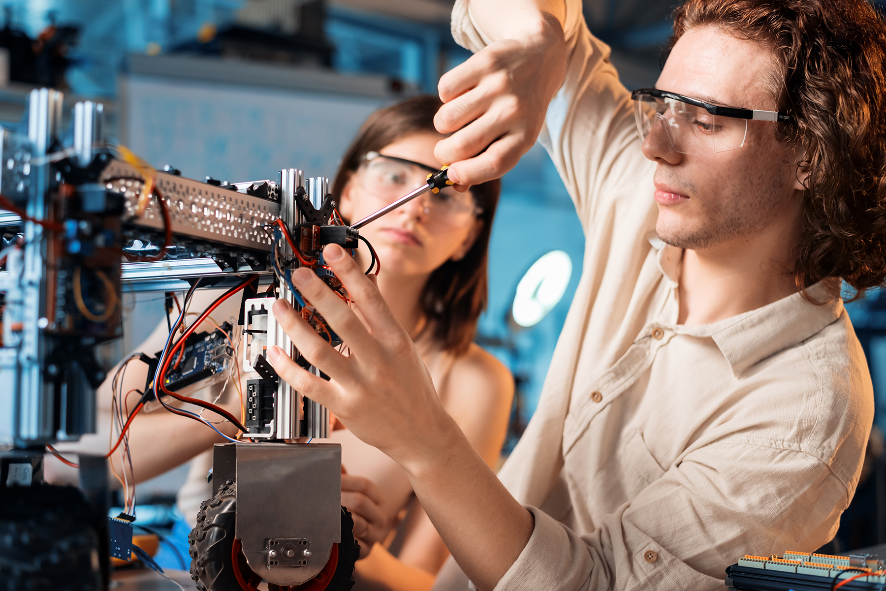Students building a robot in a lab