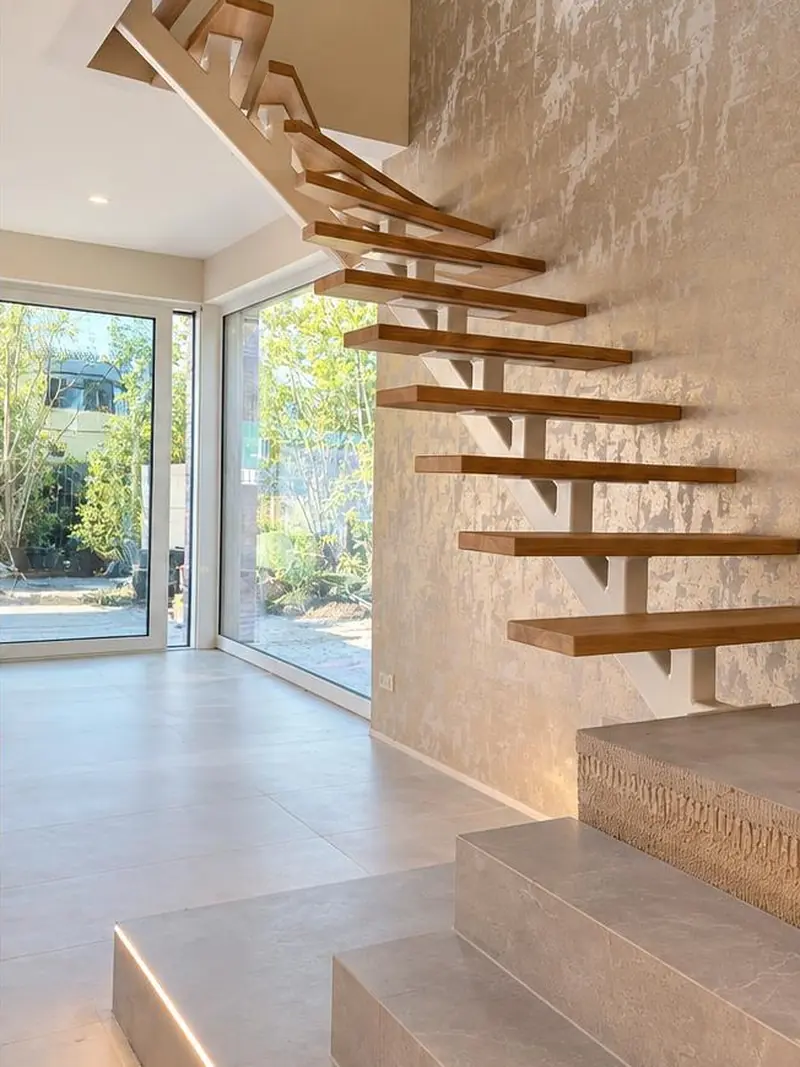 Mittelholmtreppe mit Holzstufen, Seitenansicht