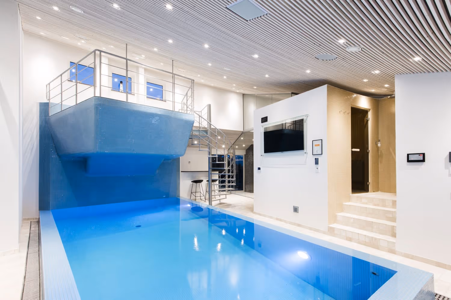 Commercial pool cleaning service for an HOA or apartment pool in Houston