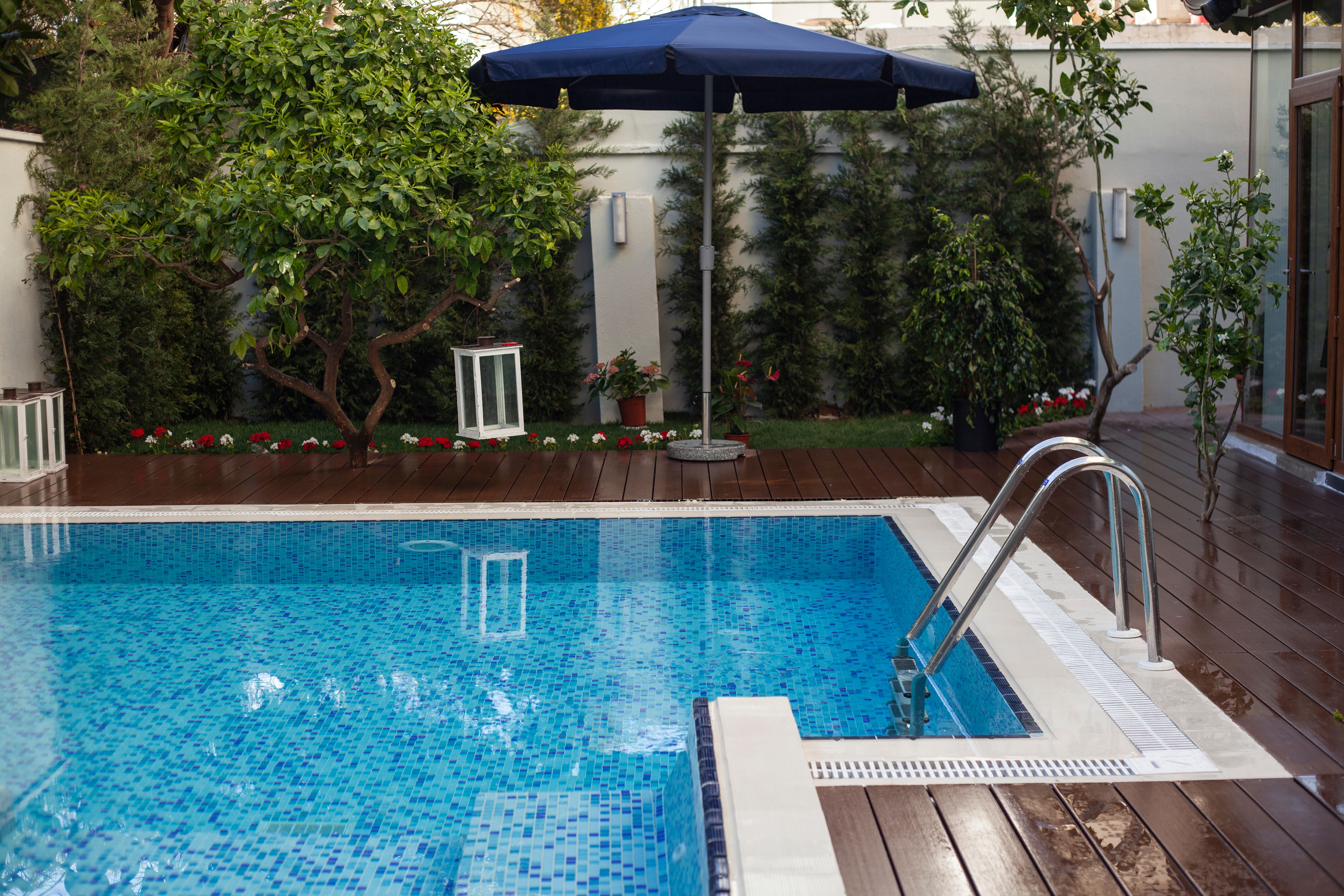 What to Look for When Hiring a Pool Service Company in Texas — And What to Avoid