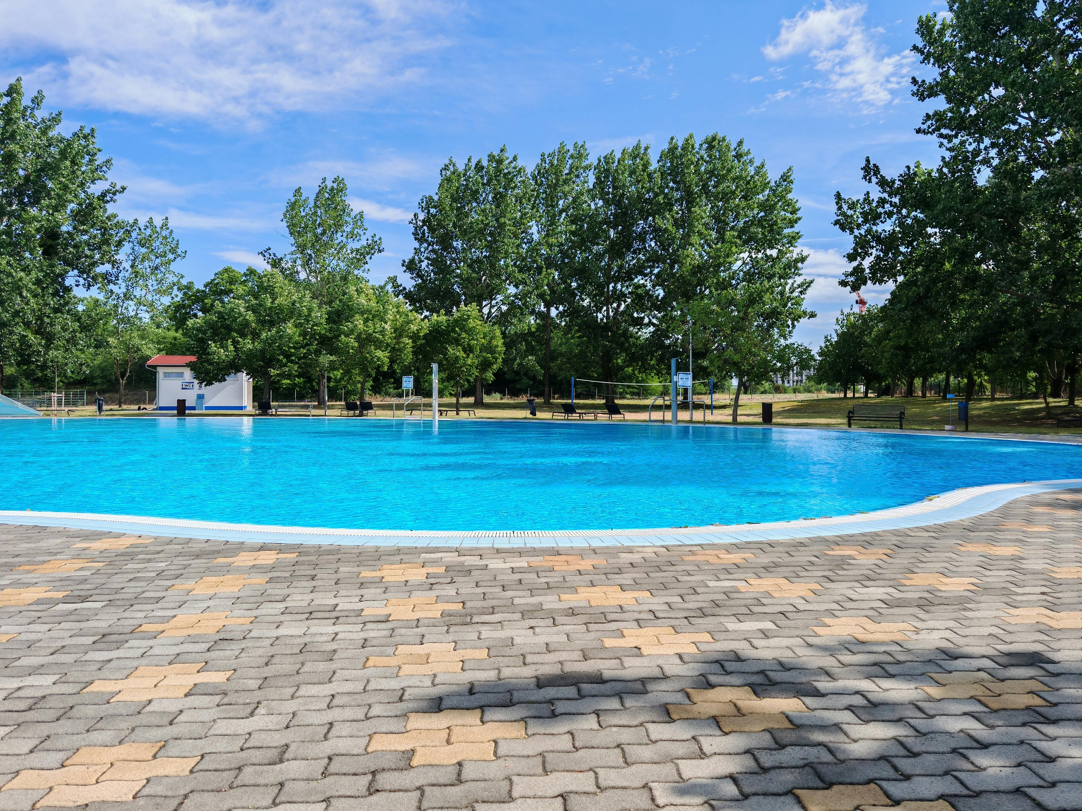 The Best Pool Deck Materials for Texas — What Holds Up, What Doesn't, and What to Choose