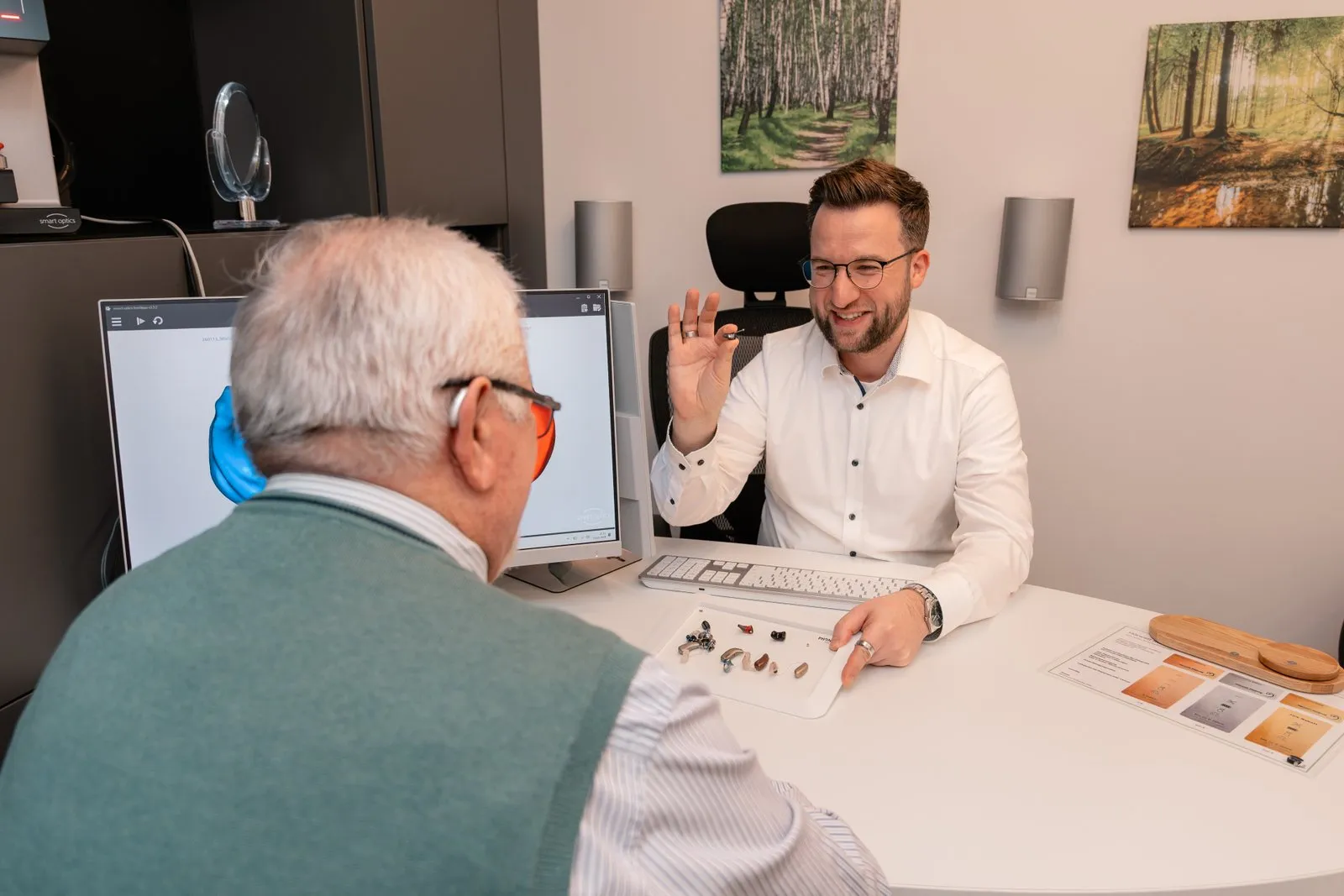 Hörakustikermeister Manuel Marzoli im Beratungsgespräch mit einem Kunden