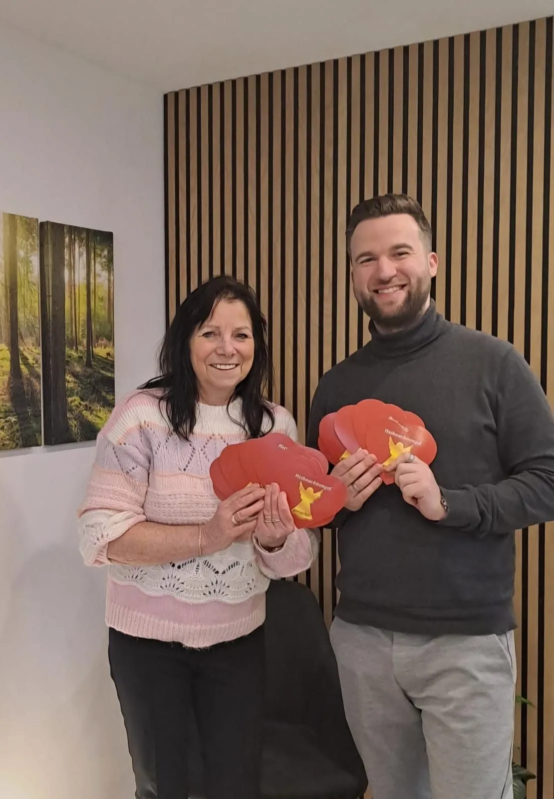 Manuel Marzoli mit Weihnachtsengel-Karten der Spendenaktion für Hilfe für unsere Kinder